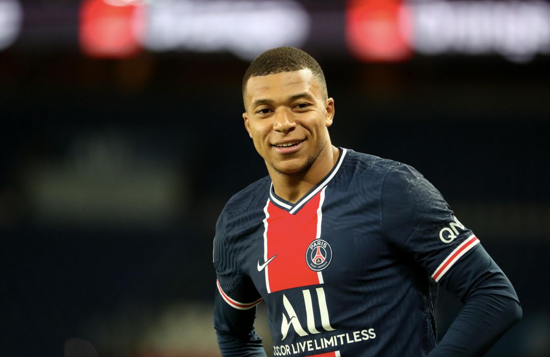 Mbappé sonriente durante un partido con el PSG Mbappé sonriente durante un partido con el PSG