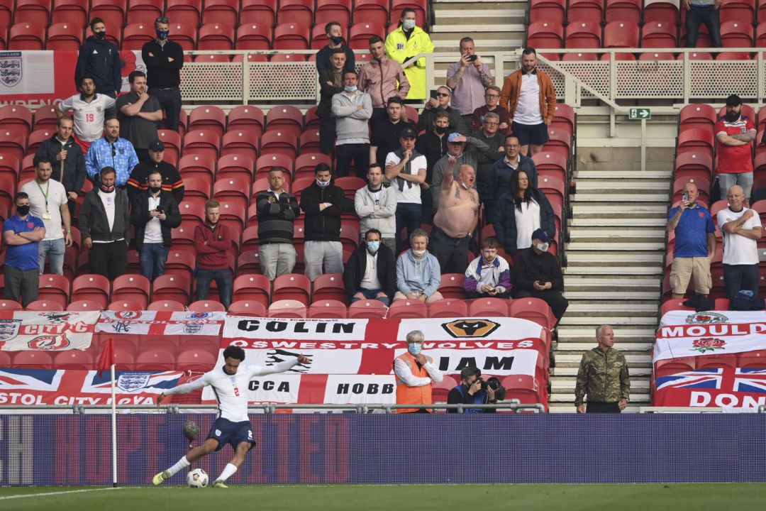 Varios aficionados, durante un partido de la selección inglesa en Middlesbrough Varios aficionados, durante un partido de la selección inglesa en Middlesbrough