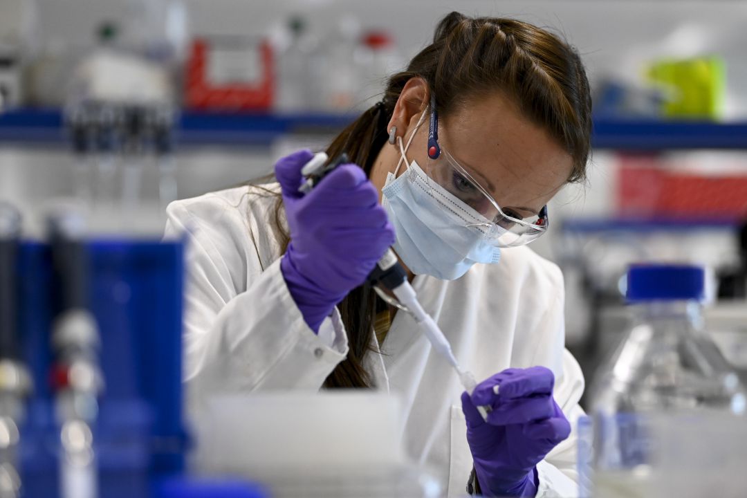 Una doctora de la farmacéutica Janssen, en Beerse (Bélgica) Una doctora de la farmacéutica Janssen, en Beerse (Bélgica)