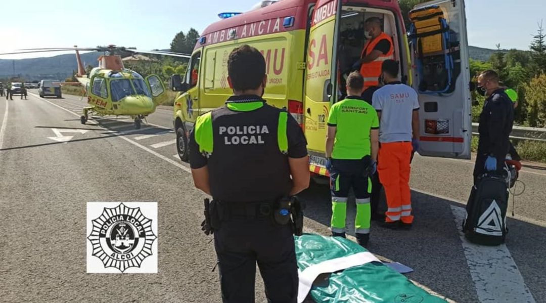 Los santiarios atendiendo a uno de los heridos en el accidente de tráfico registrado en Alcoy. Los santiarios atendiendo a uno de los heridos en el accidente de tráfico registrado en Alcoy.