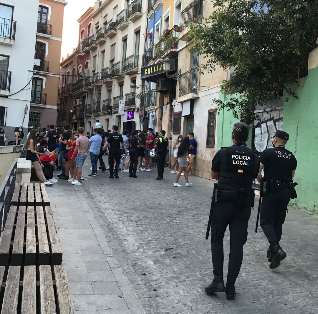 Vigilancia policial en el Casco Antiguo de Alicante Vigilancia policial en el Casco Antiguo de Alicante