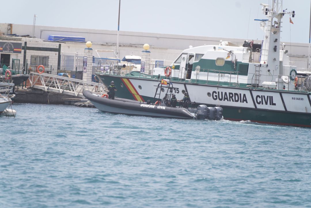 Agentes de la Guardia Civil a su llegada en las lanchas con las que trabajan en el dispositivo que busca al padre de las niñas, Tomás Gimeno y a la menor de las hermanas, Anna Agentes de la Guardia Civil a su llegada en las lanchas con las que trabajan en el dispositivo que busca al padre de las niñas, Tomás Gimeno y a la menor de las hermanas, Anna