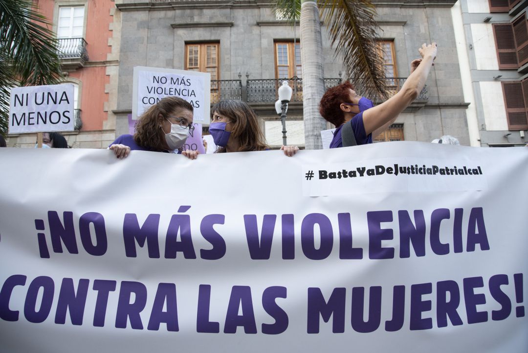 Varias personas participan en una concentración feminista en la Plaza de la Candelaria en repulsa por "todos los feminicidios", a 11 de junio de 2021, en Santa Cruz de Tenerife, Tenerife, Islas Canarias (España). Esta es una de las protestas feministas que se han convocado hoy, un día después de que la Guardia Civil hallase en el mar el cuerpo sin vida de Olivia, de seis años de edad, una de las hermanas secuestradas por su padre Tomás Gimeno el pasado 27 de abril en Tenerife Actualmente las fuerzas de seguridad continúan con la búsqueda de su hermana Anna, de tan solo un año, y del propio padre.
Varias personas participan en una concentración feminista en la Plaza de la Candelaria en repulsa por "todos los feminicidios", a 11 de junio de 2021, en Santa Cruz de Tenerife, Tenerife, Islas Canarias (España). Esta es una de las protestas feministas que se han convocado hoy, un día después de que la Guardia Civil hallase en el mar el cuerpo sin vida de Olivia, de seis años de edad, una de las hermanas secuestradas por su padre Tomás Gimeno el pasado 27 de abril en Tenerife Actualmente las fuerzas de seguridad continúan con la búsqueda de su hermana Anna, de tan solo un año, y del propio padre.