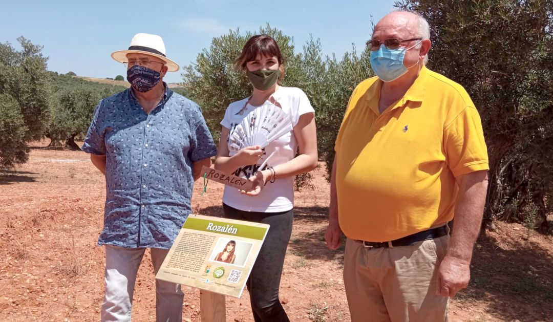 La conocida cantante Rozalén estuvo de visita en el Ecoparque de Carboneros y pudo ver de primera mano el olivo que lleva su nombre La conocida cantante Rozalén estuvo de visita en el Ecoparque de Carboneros y pudo ver de primera mano el olivo que lleva su nombre