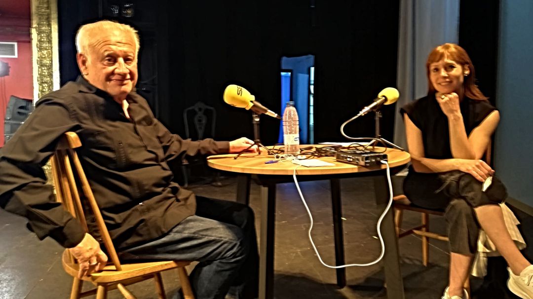 Juan Echanove, junto a Macarena Berlín, sobre el escenario del Infanta Isabel. Juan Echanove, junto a Macarena Berlín, sobre el escenario del Infanta Isabel.
