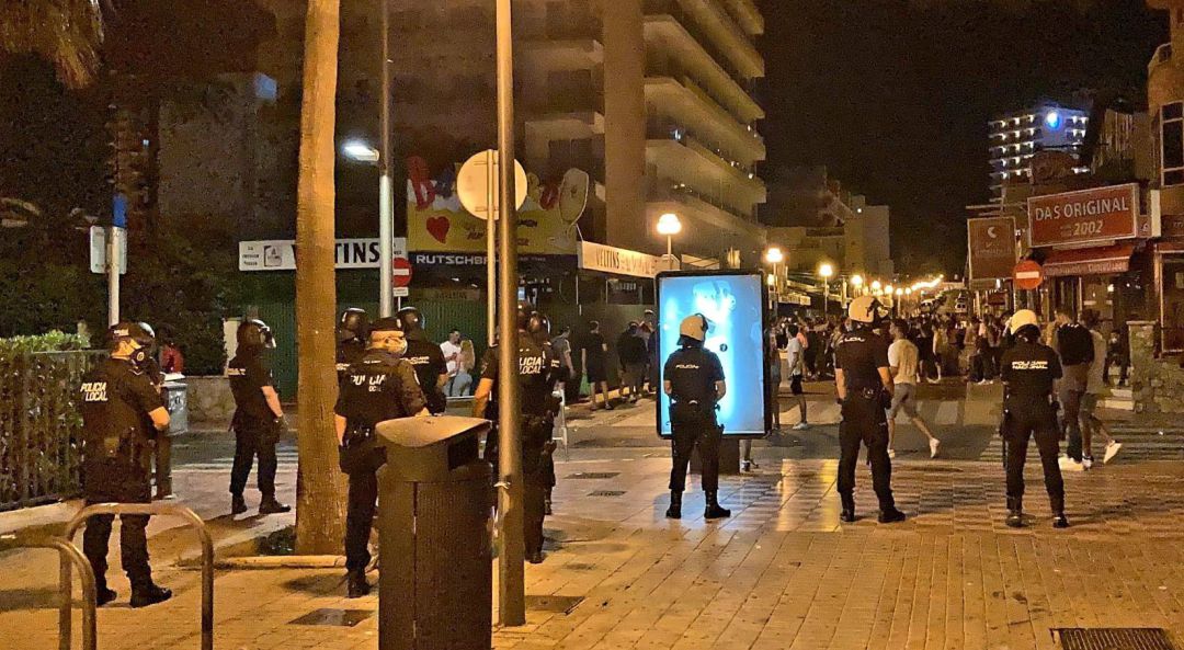 Agentes de la Policía Local y de la Policía Nacional disuelven un botellón en Playa de Palma. Agentes de la Policía Local y de la Policía Nacional disuelven un botellón en Playa de Palma.