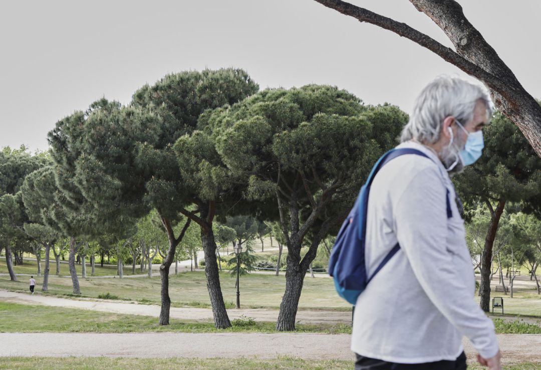 Archivo - Un hombre con mascarilla pasea protegido por el parque de San Isidro, uno de los parques abiertos en la capital para evitar las aglomeraciones durante la desescalada ante el Covid-19 y donde los paseos y el deporte están permitidos siempre y cua Archivo - Un hombre con mascarilla pasea protegido por el parque de San Isidro, uno de los parques abiertos en la capital para evitar las aglomeraciones durante la desescalada ante el Covid-19 y donde los paseos y el deporte están permitidos siempre y cua