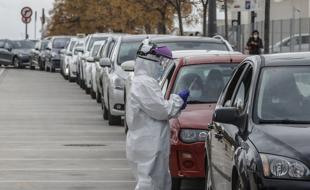 Un sanitario realiza una prueba PCR a una persona desde su vehículo para la detección del coronavirus a las puertas del Hospital de Campaña próximo al de La Fe, en València Un sanitario realiza una prueba PCR a una persona desde su vehículo para la detección del coronavirus a las puertas del Hospital de Campaña próximo al de La Fe, en València