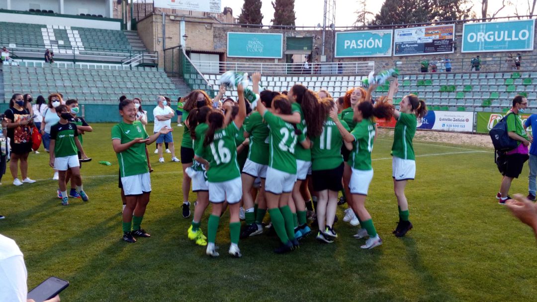 Las jugadoras del Toledo celebran el ascenso a Primera Nacional Las jugadoras del Toledo celebran el ascenso a Primera Nacional