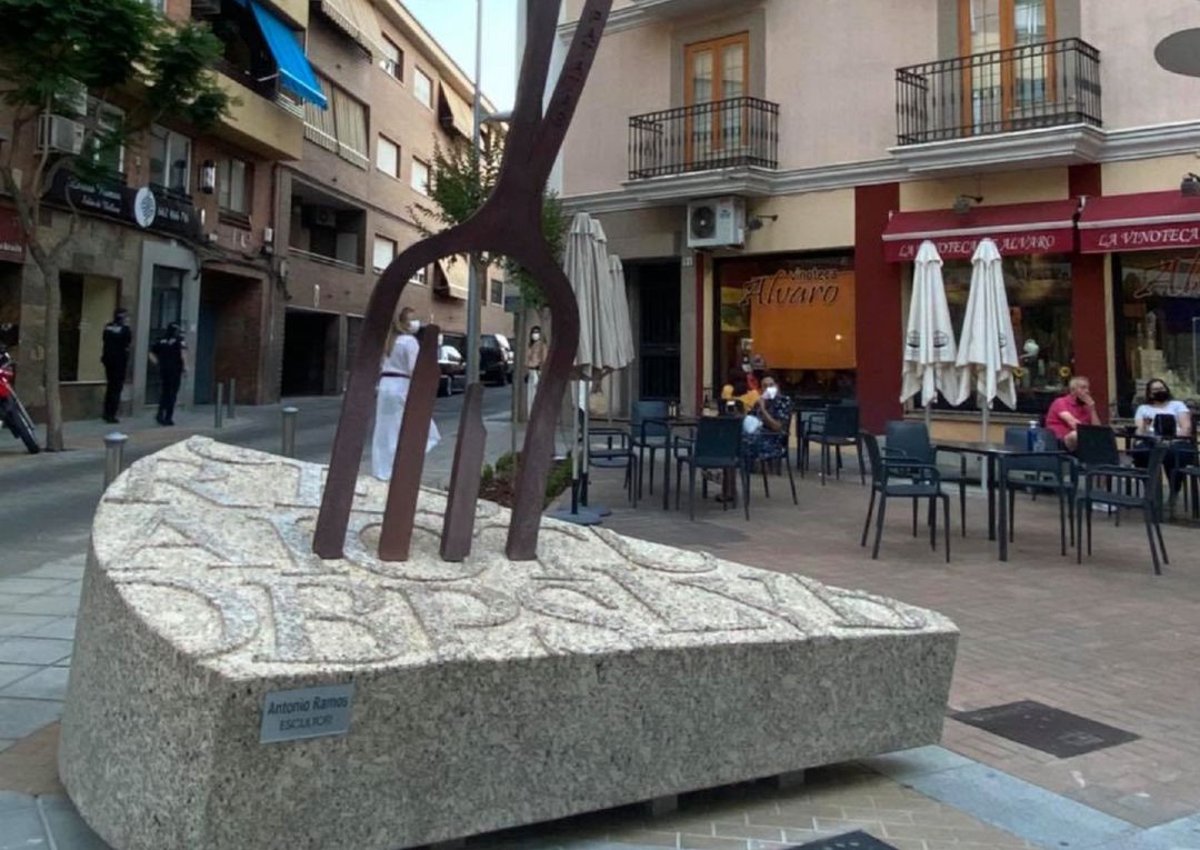 Monumento a la tortilla de patatas en el municipio badajocense de Villanueva de la Serena. Monumento a la tortilla de patatas en el municipio badajocense de Villanueva de la Serena.