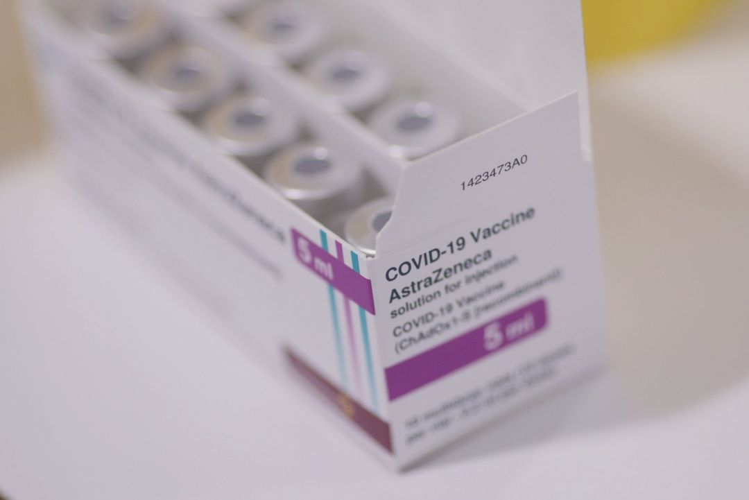 Caja con dosis de la vacuna de AstraZeneca contra el coronavirus. Caja con dosis de la vacuna de AstraZeneca contra el coronavirus.