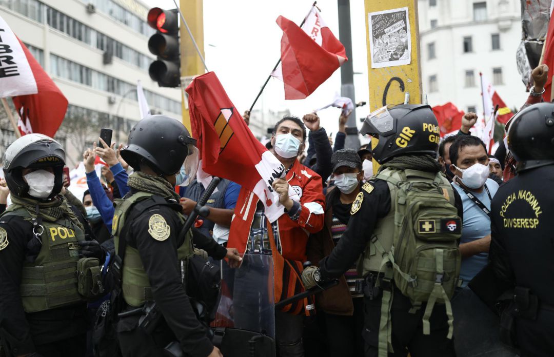Simpatizantes del candidato presidencial Pedro Castillo se manifiestan hoy cerca a una protesta realizada por seguidores de su rival, la derechista Keiko Fujimori, en el centro histórico de Lima (Perú). Simpatizantes del candidato presidencial Pedro Castillo se manifiestan hoy cerca a una protesta realizada por seguidores de su rival, la derechista Keiko Fujimori, en el centro histórico de Lima (Perú).