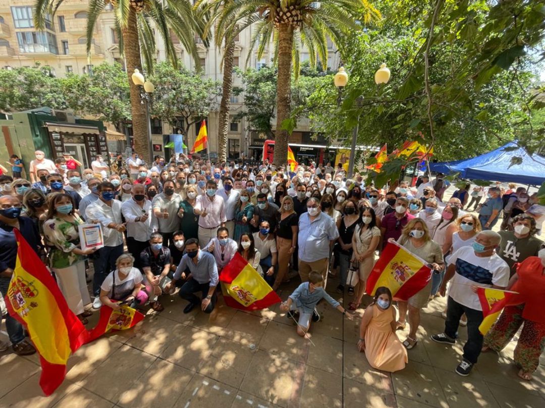 Imagen de la concentración en Alicante contra los indultos a los presos del procés Imagen de la concentración en Alicante contra los indultos a los presos del procés