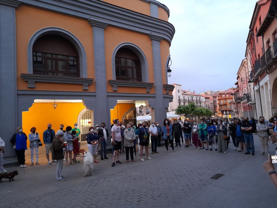 Concentración contra los últimos asesinatos machistas frente al ayuntamiento Concentración contra los últimos asesinatos machistas frente al ayuntamiento