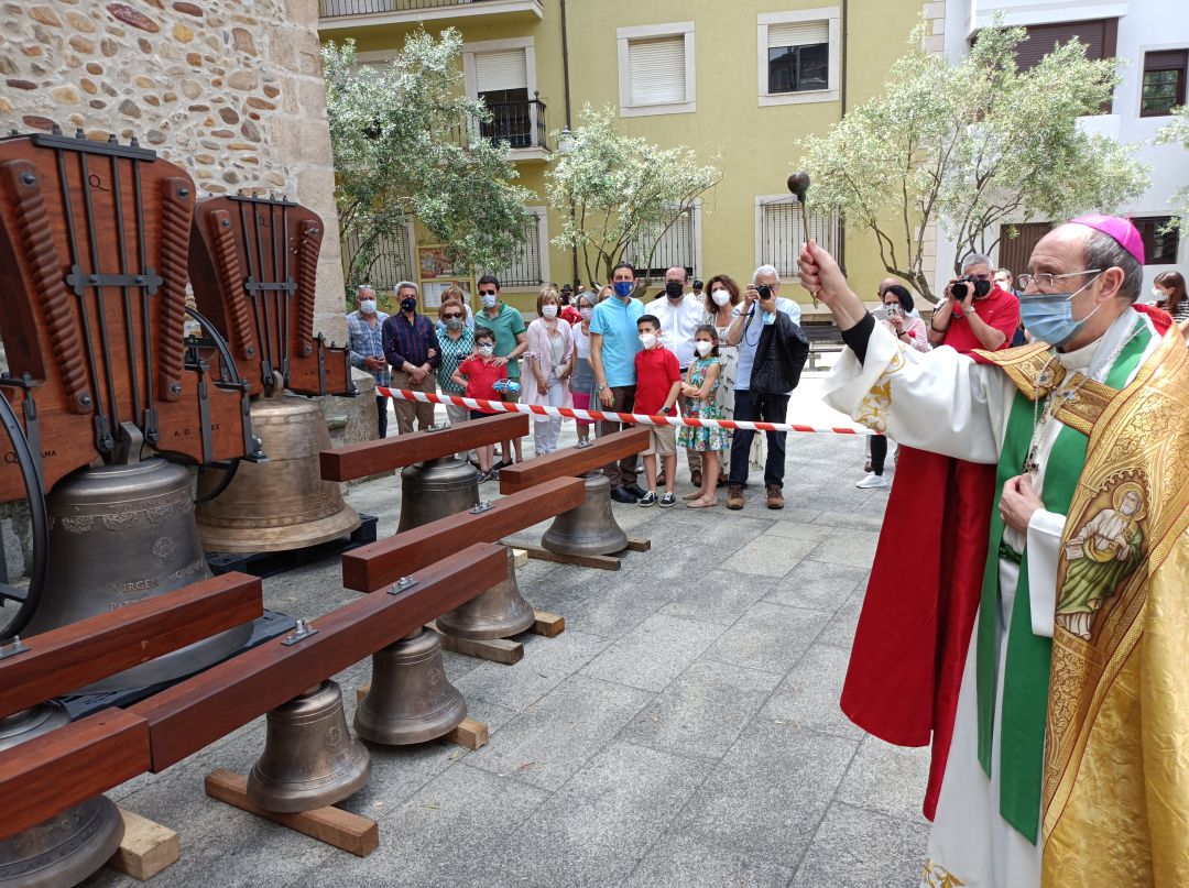El obispo bendice las nuevas campanas El obispo bendice las nuevas campanas