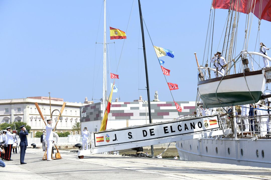 CADIZ, SPAIN - JUNE 13: King Felipe of Spain salutes as The 'Juan Sebastian De Elcano' training ship docks at the bay port after finishing its 11th Round The World Tour at Cadiz on June 13, 2021 in Cadiz, Spain. (Photo by Carlos Alvarez Getty Images) CADIZ, SPAIN - JUNE 13: King Felipe of Spain salutes as The 'Juan Sebastian De Elcano' training ship docks at the bay port after finishing its 11th Round The World Tour at Cadiz on June 13, 2021 in Cadiz, Spain. (Photo by Carlos Alvarez Getty Images)