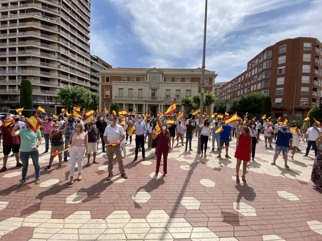 Representantes del PP en Castellón se han manifestado este domingo en la plaza María Agustina Representantes del PP en Castellón se han manifestado este domingo en la plaza María Agustina