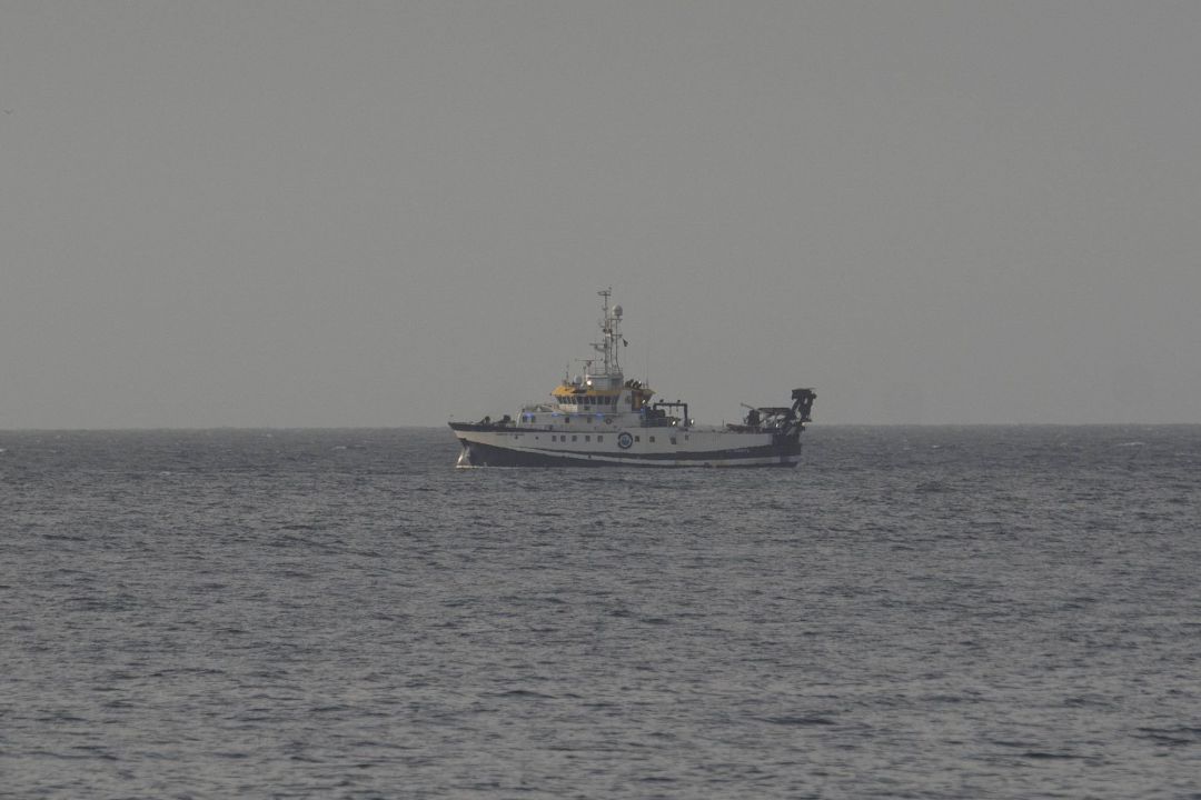 El buque oceanográfico 'Ángeles Alvariño', durante las labores de rastreo a escasos kilómetros de la costa de Santa Cruz de Tenerife El buque oceanográfico 'Ángeles Alvariño', durante las labores de rastreo a escasos kilómetros de la costa de Santa Cruz de Tenerife