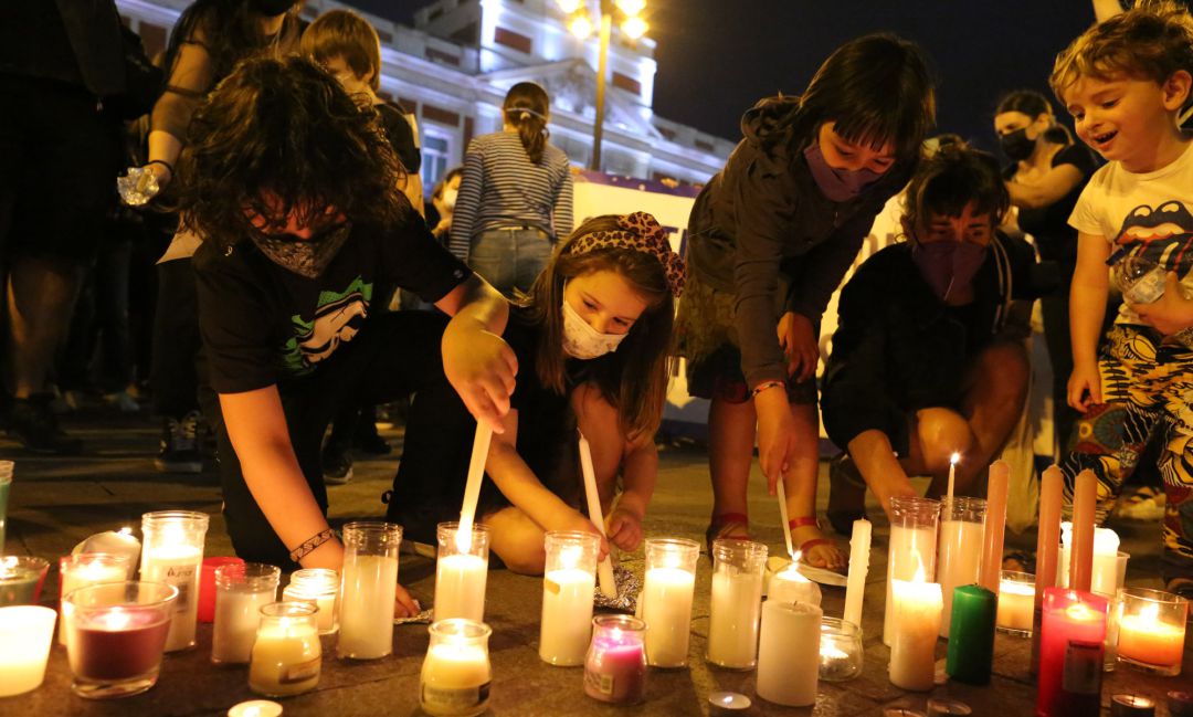 Varias personas participan en una concentración feminista en la Puerta del Sol en repulsa por "todos los feminicidios". Varias personas participan en una concentración feminista en la Puerta del Sol en repulsa por "todos los feminicidios".