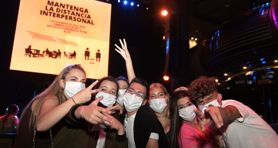 Jóvenes en la Sala Pelícano durante la realización de una prueba piloto de la reapertura del ocio nocturno, a 12 de junio de 2021, en A Coruña Jóvenes en la Sala Pelícano durante la realización de una prueba piloto de la reapertura del ocio nocturno, a 12 de junio de 2021, en A Coruña