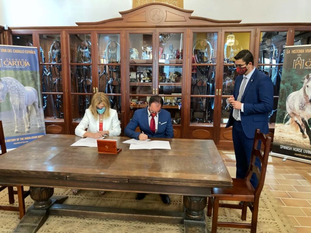 Momento de la firma del convenio entre ambas entidades Momento de la firma del convenio entre ambas entidades
