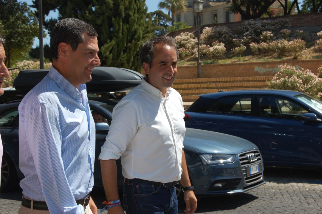 Juanma Moreno junto a Antonio Saldaña en Jerez Juanma Moreno junto a Antonio Saldaña en Jerez