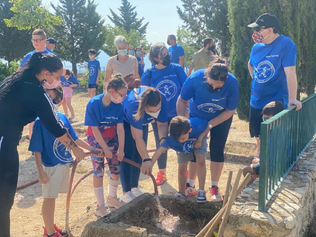 La alcaldesa, Mª Teresa García, segund por la derecha, ayuda a los niños y niñas en el riego La alcaldesa, Mª Teresa García, segund por la derecha, ayuda a los niños y niñas en el riego