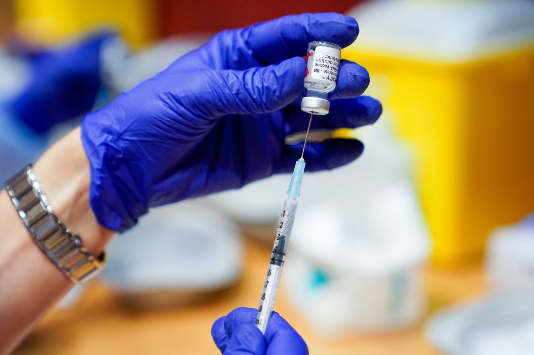 Un trabajador sanitario prepara la primera dosis de la vacuna de Pfizer-BioNTech contra el Covid-19 Un trabajador sanitario prepara la primera dosis de la vacuna de Pfizer-BioNTech contra el Covid-19