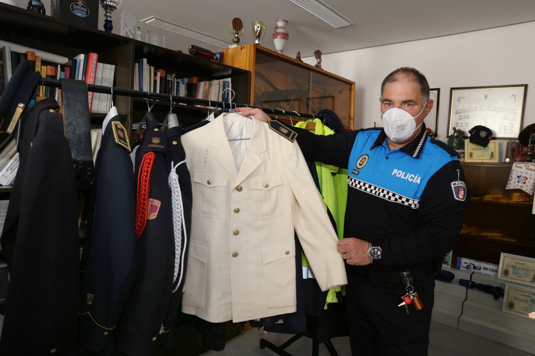 El agente Pedro muestra uniformes en el Museo de la Policía Local de Palencia El agente Pedro muestra uniformes en el Museo de la Policía Local de Palencia