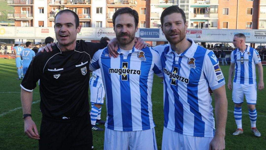 Jon, Mikel y Xabi Alonso, juntos antes de un partido benéfico hace unos años. Dos de los tres hermanos volverán a encontrarse en la Real Jon, Mikel y Xabi Alonso, juntos antes de un partido benéfico hace unos años. Dos de los tres hermanos volverán a encontrarse en la Real