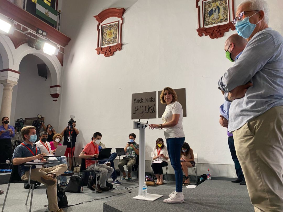 La secretaria general del PSOE-A en su comparecencia ante los periodistas en la sede de la calle San Vicente La secretaria general del PSOE-A en su comparecencia ante los periodistas en la sede de la calle San Vicente