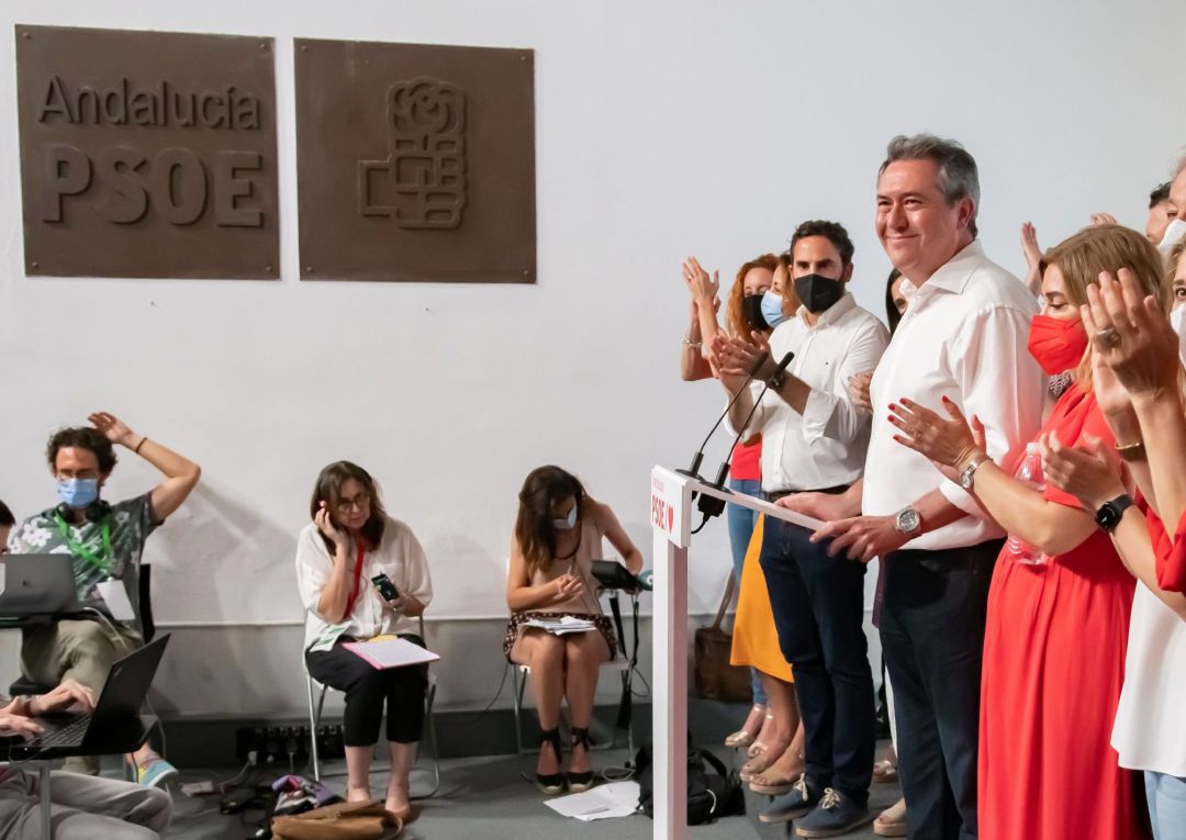 Juan Espadas, se dirige a los asistentes a la sede del PSOE andaluz en Sevilla tras conocerse los resultados en las primarias que los socialistas andaluces han celebrado hoy domingo. Juan Espadas, se dirige a los asistentes a la sede del PSOE andaluz en Sevilla tras conocerse los resultados en las primarias que los socialistas andaluces han celebrado hoy domingo.