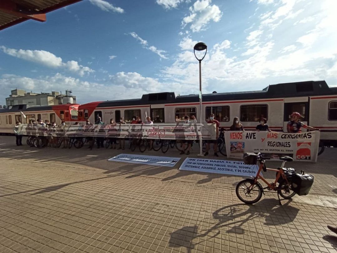 Protesta para reivindicar la reapertura de la línea ferroviaria entre Utiel y Cuenca Protesta para reivindicar la reapertura de la línea ferroviaria entre Utiel y Cuenca