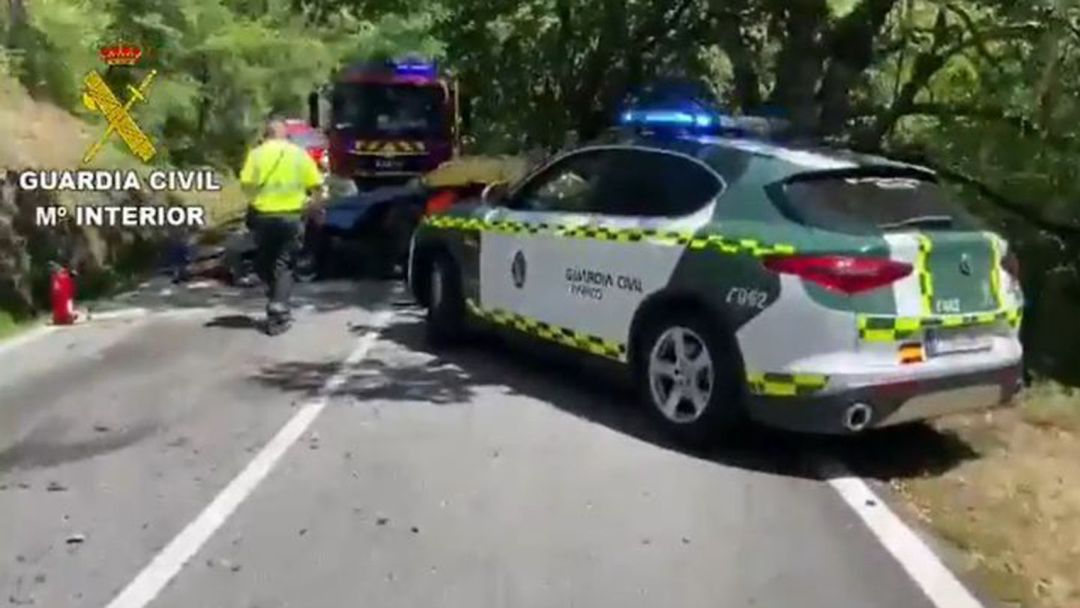 Guardia civil en el lugar del accidente Guardia civil en el lugar del accidente