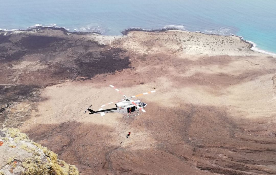 Rescate del cadáver en Famara. Rescate del cadáver en Famara.
