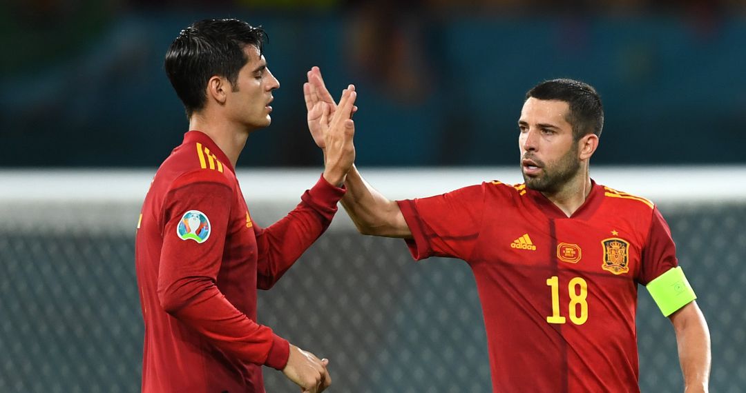 Jordi Alba anima a Morata durante el partido Jordi Alba anima a Morata durante el partido