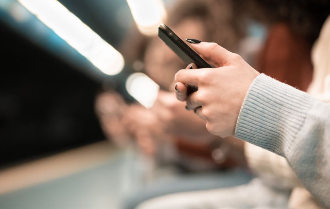 Una persona utiliza el teléfono móvil. Una persona utiliza el teléfono móvil.