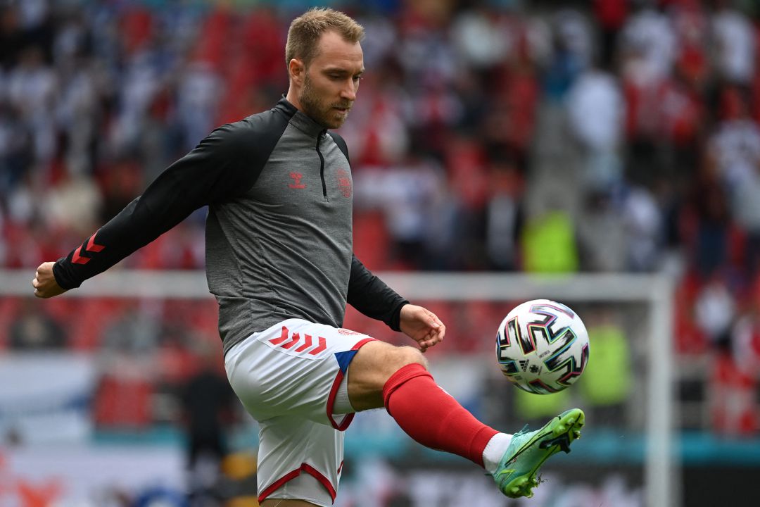 Calentamiento de Christian Eriksen antes de medirse a Dinamarca Calentamiento de Christian Eriksen antes de medirse a Dinamarca