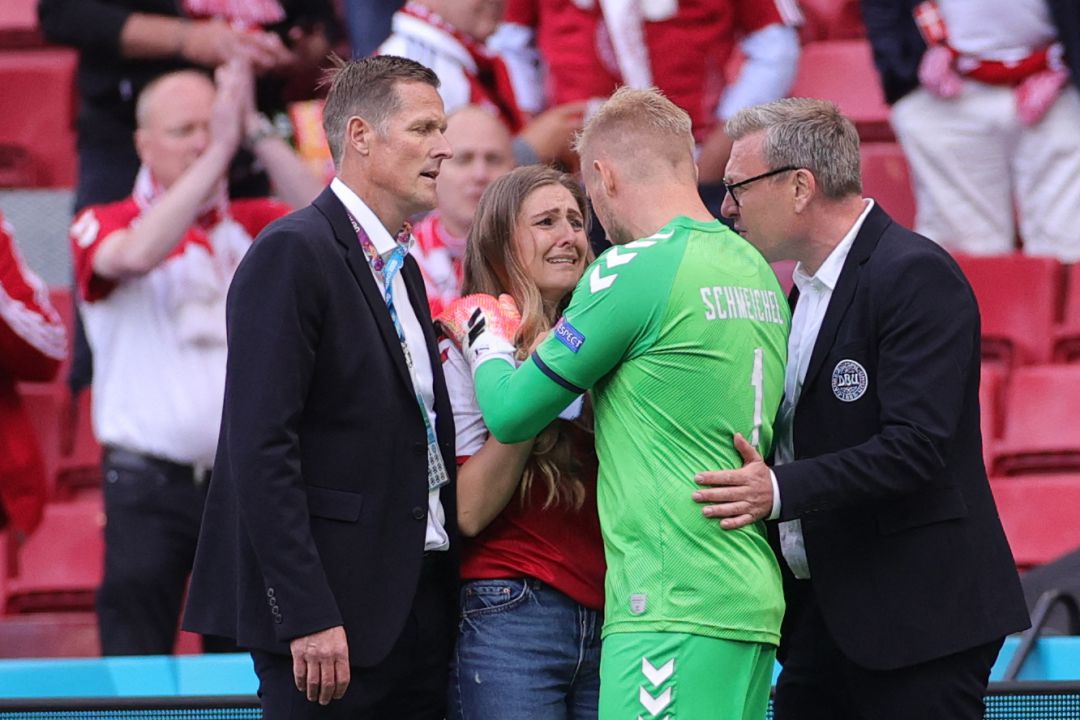Kasper Schmeichel consuela a Sabrina Kvist, pareja de Christian Eriksen Kasper Schmeichel consuela a Sabrina Kvist, pareja de Christian Eriksen