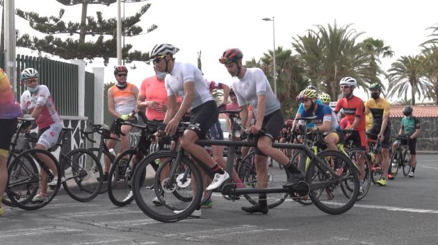 Héctor Catalá y Gustavo Rodríguez, a punto de efectura la salida en bicicleta Héctor Catalá y Gustavo Rodríguez, a punto de efectura la salida en bicicleta