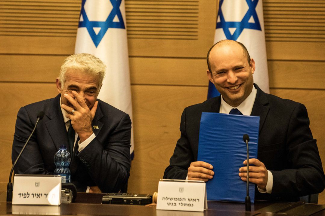 El nuevo primer ministro israelí, Naftali Bennett (D), líder de Yamina y Yair Lapid, líder de Yesh Atid. El nuevo primer ministro israelí, Naftali Bennett (D), líder de Yamina y Yair Lapid, líder de Yesh Atid.