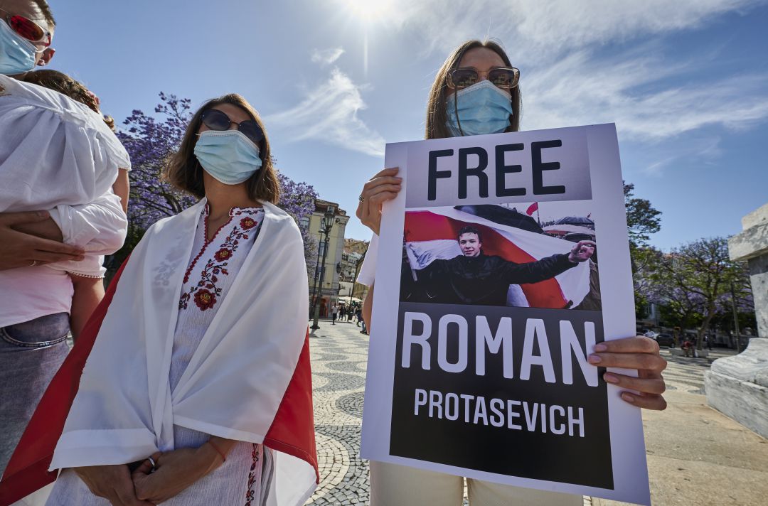 Residentes bielorrusos en Portugal protestan contra la detención de Roman Protasevich y otros periodistas por parte del gobierno de Bielorrusia Residentes bielorrusos en Portugal protestan contra la detención de Roman Protasevich y otros periodistas por parte del gobierno de Bielorrusia