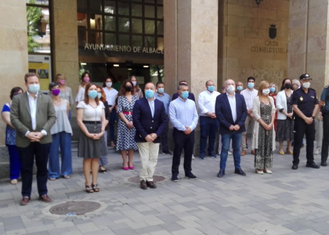 Concentración a las puertas del Ayuntamiento de Albacete Concentración a las puertas del Ayuntamiento de Albacete