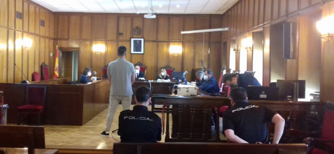 Imagen del condenado reconociendo los hechos ante el tribunal Imagen del condenado reconociendo los hechos ante el tribunal