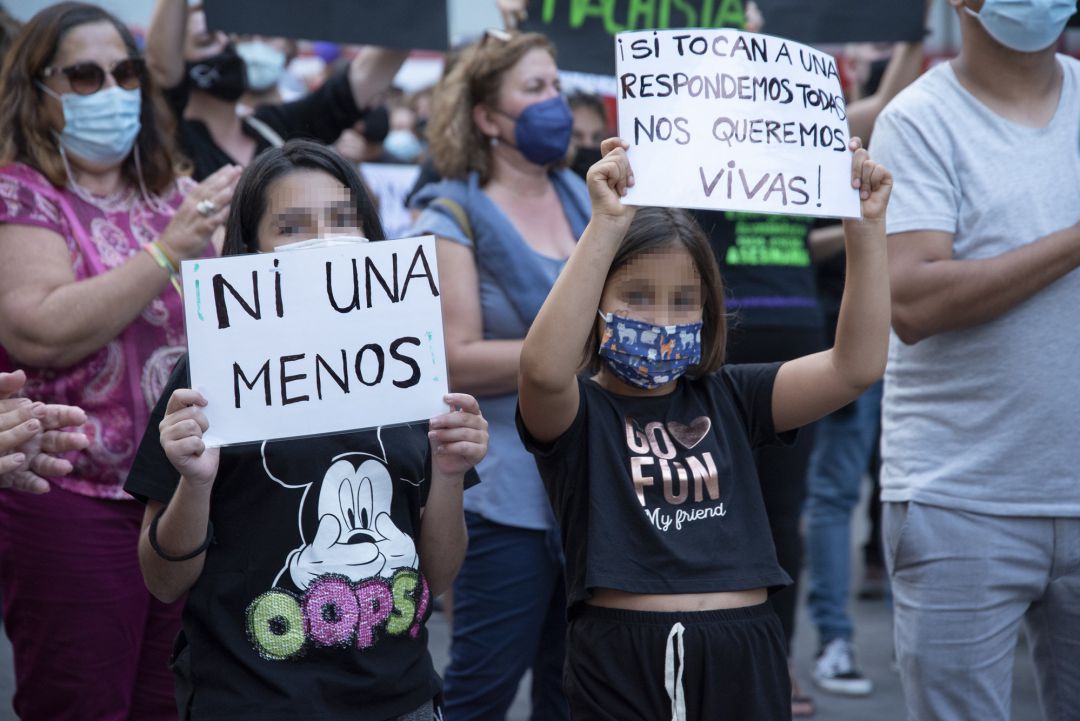 Dos niñas, participan en una concentración feminista en la Plaza de la Candelaria en repulsa por "todos los feminicidios", a 11 de junio de 2021, en Santa Cruz de Tenerife Dos niñas, participan en una concentración feminista en la Plaza de la Candelaria en repulsa por "todos los feminicidios", a 11 de junio de 2021, en Santa Cruz de Tenerife