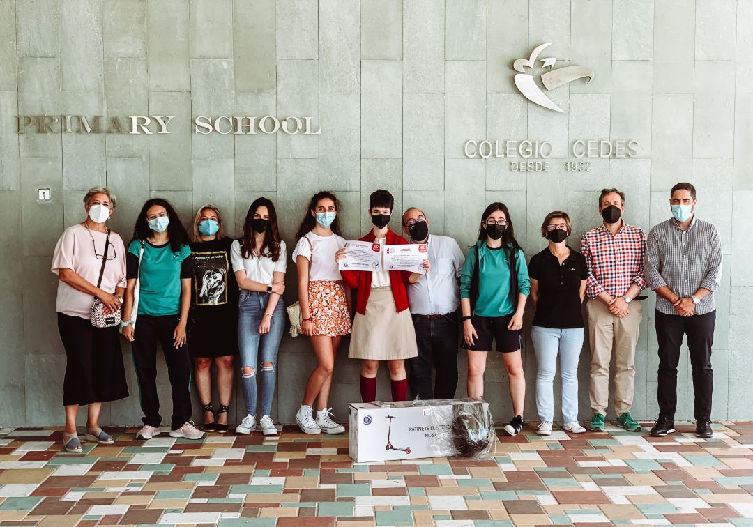 De derecha a izquierda: Responsable de Coca-Cola Castilla La Mancha, Arturo Villarrubia; Director Colegio CEDES, Francisco Navarro Tercero; Docente de Lengua, Inés González de la Aleja; Alumna participante, María Torres Martínez (3º ESO); Responsable de Calidad, Rafael Navarro Tercero; Alumna de 3º ESO (participante y ganadora), Ana Eva Duque Cardiel; Alumna participante, Lucía Flores Cobo (2º ESO); Alumna participante, Isabel García Balibrea (2ºESO); Docente de Lengua, Pilar Balibrea Galdón; Alumna 3º ESO (participante), María López García; Docente de Lengua, Llanos Luengo Tercero. De derecha a izquierda: Responsable de Coca-Cola Castilla La Mancha, Arturo Villarrubia; Director Colegio CEDES, Francisco Navarro Tercero; Docente de Lengua, Inés González de la Aleja; Alumna participante, María Torres Martínez (3º ESO); Responsable de Calidad, Rafael Navarro Tercero; Alumna de 3º ESO (participante y ganadora), Ana Eva Duque Cardiel; Alumna participante, Lucía Flores Cobo (2º ESO); Alumna participante, Isabel García Balibrea (2ºESO); Docente de Lengua, Pilar Balibrea Galdón; Alumna 3º ESO (participante), María López García; Docente de Lengua, Llanos Luengo Tercero.