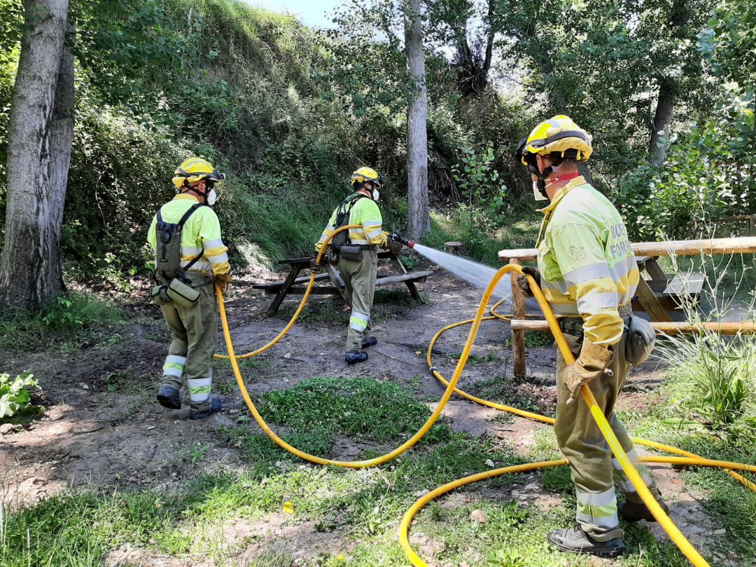 Bomberos forestales regando el vilano del chopo concentrado en un paraje de la comarca. Bomberos forestales regando el vilano del chopo concentrado en un paraje de la comarca.