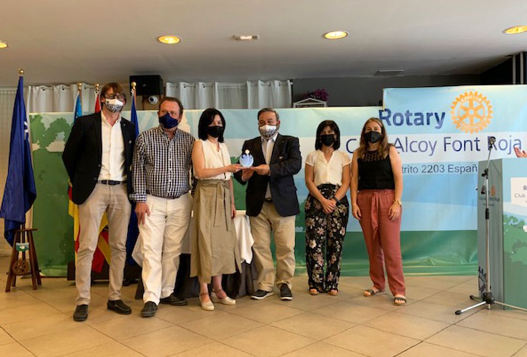 Un instante de la entrega del premio a representantes de la asociación AIN Un instante de la entrega del premio a representantes de la asociación AIN