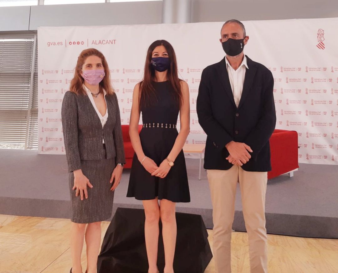 La investigadora y premio Rei Jaume Primer, Nuria Oliver (i), junto con la consellera de Innovación, Carolina Pascual (c) y el director general de Avance para la Sociedad Digital, Juan Ignacio Torrregorosa (d). La investigadora y premio Rei Jaume Primer, Nuria Oliver (i), junto con la consellera de Innovación, Carolina Pascual (c) y el director general de Avance para la Sociedad Digital, Juan Ignacio Torrregorosa (d).