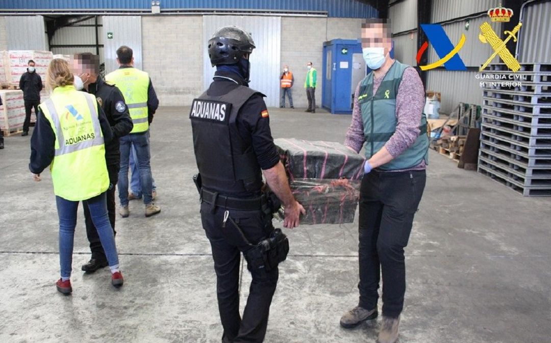 El hallazgo de aproximadamente una tonelada de cocaína ya trascendió el pasado 17 de mayo, aunque entonces no se dieron más datos. Este lunes se ha confirmado la operación, que asciende a 1.212 kilos decomisados, así como otra anterior que se produjo a finales de marzo en la que se aprehendió un primer alijo de 185 kilos de cocaína El hallazgo de aproximadamente una tonelada de cocaína ya trascendió el pasado 17 de mayo, aunque entonces no se dieron más datos. Este lunes se ha confirmado la operación, que asciende a 1.212 kilos decomisados, así como otra anterior que se produjo a finales de marzo en la que se aprehendió un primer alijo de 185 kilos de cocaína